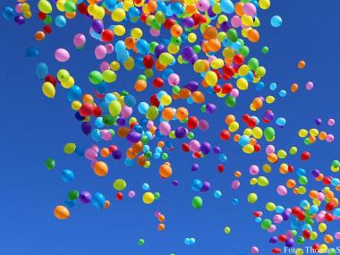 Balloner i luften foran skolen